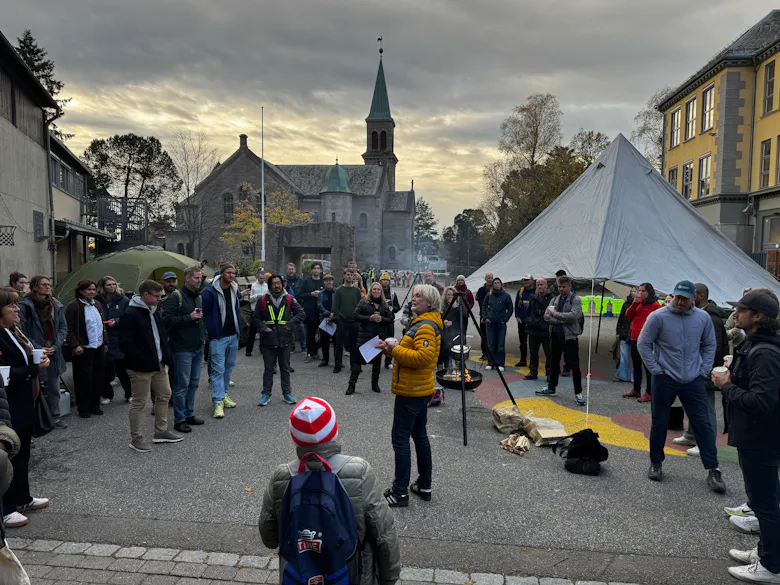SAMLET RUNDT BÅLET: Johannes Joner ønsket velkommen allerede ved bålpanna. Han leder deltakerne gjennom Skolelystkonferansen på Grorud skole fredag 16. oktober.