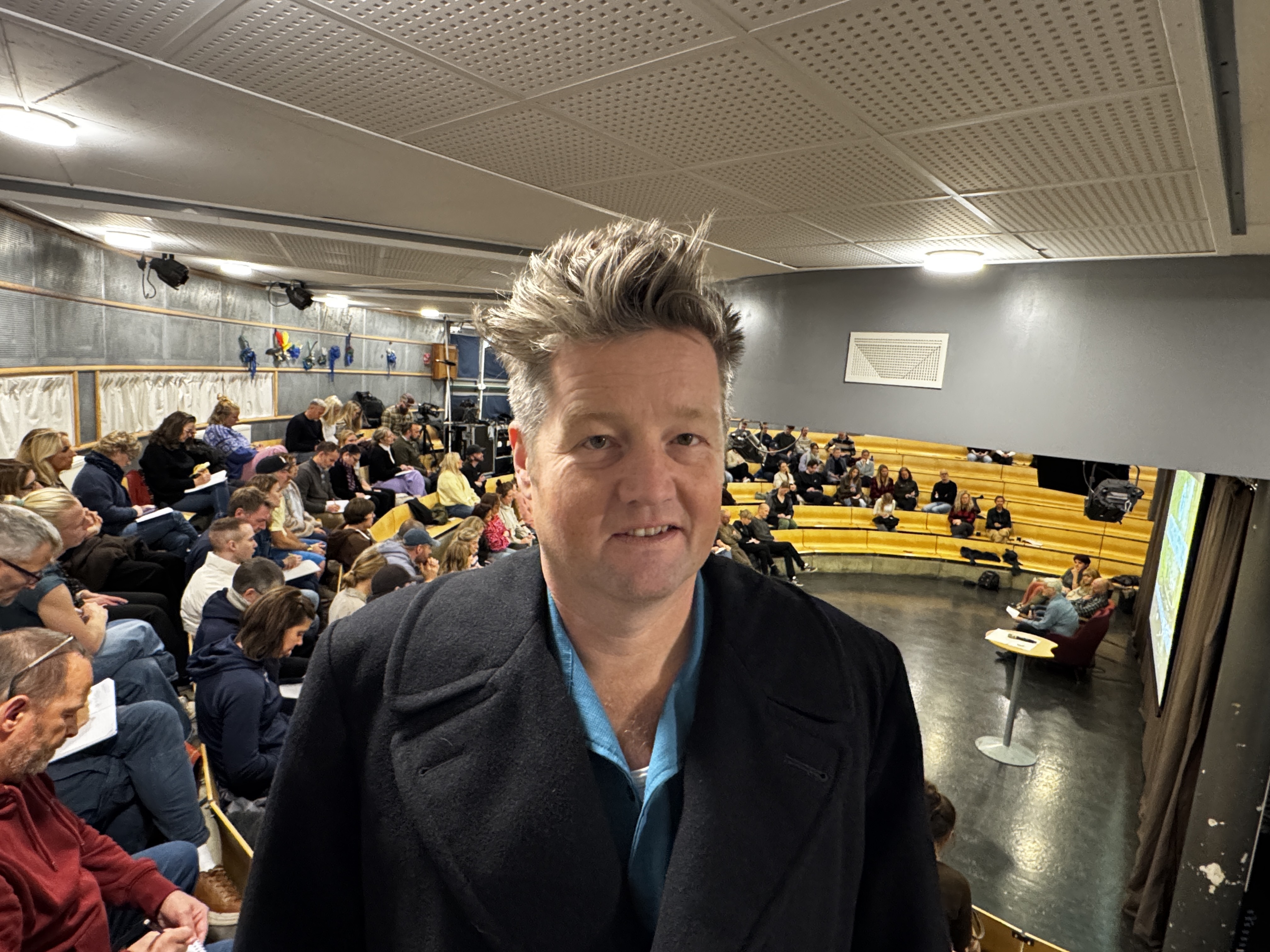 ROM FOR UENIGHET: Lærer og forfatter Simon Malkenes setter pris på at ulike syn kommer fram under Skolelystkonferansen på Grorud skole. Han mener at åpen diskusjon bidrar til gjensidig forståelse.