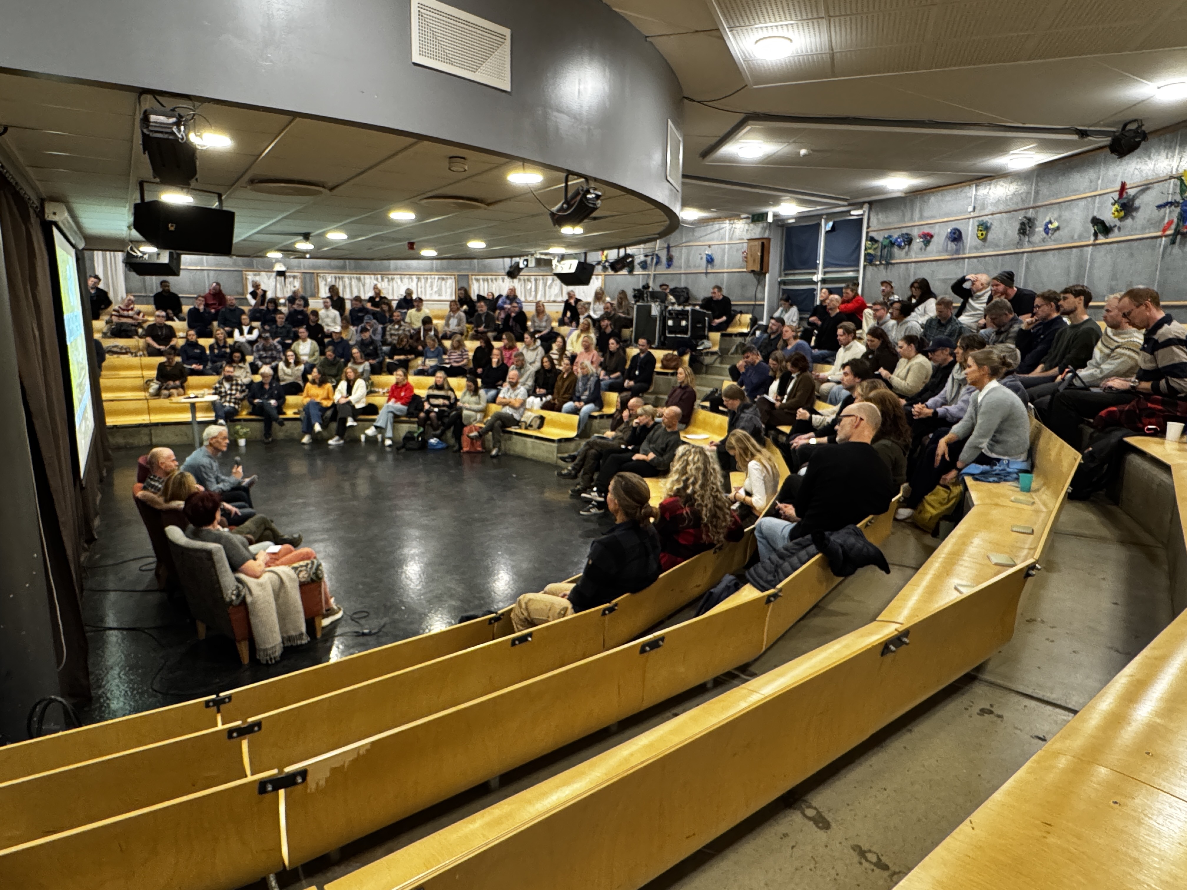 LYTTER OG DELER: Innlegg, samtaler og erfaringsdeling står på programmet under Skolelystkonferansen. Elevenes mulighet til å påvirke sin egen skolehverdag er et sentralt tema.