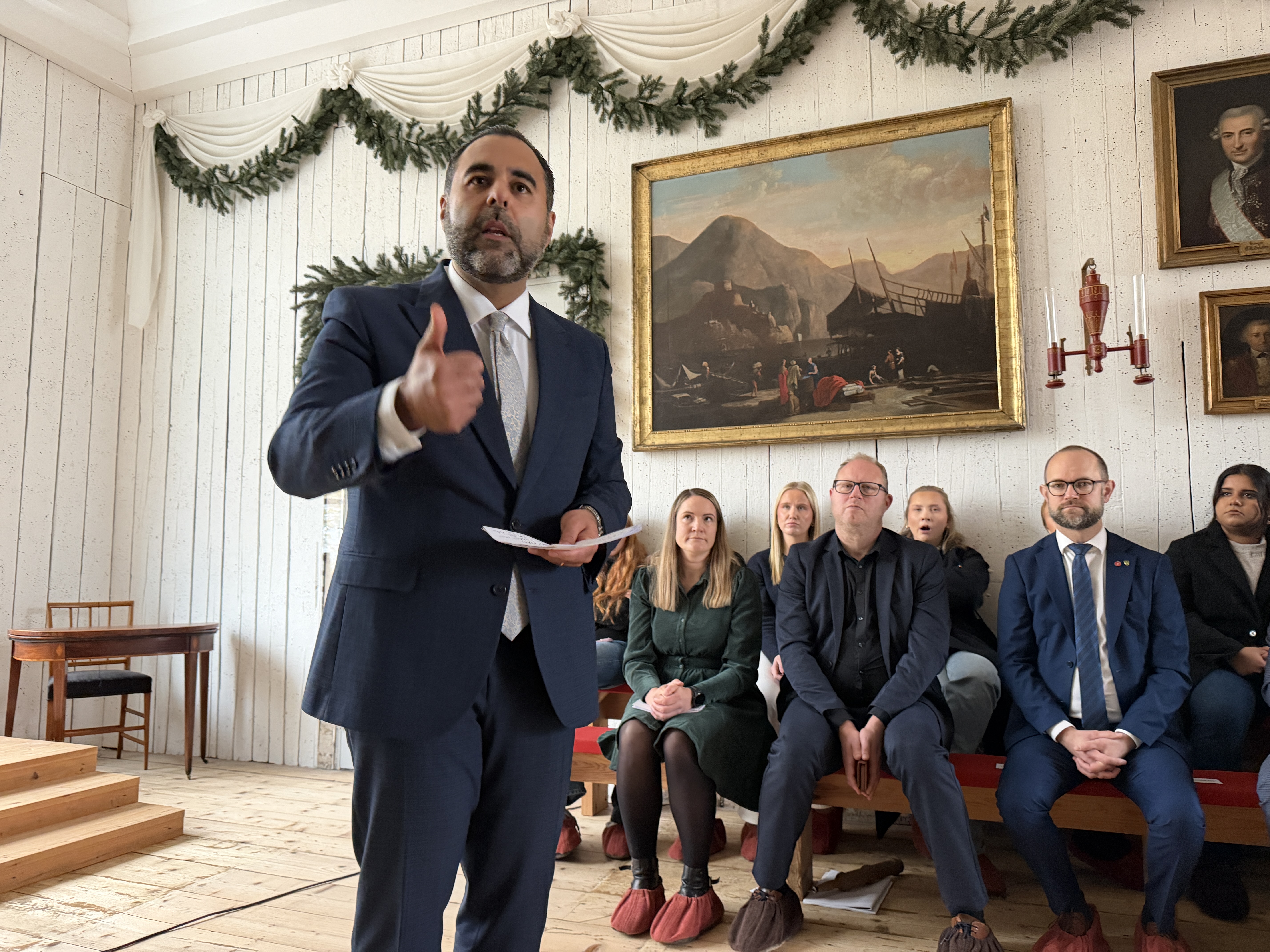 LOKALAVISUKA: Stortingspresident Masud Gharahkhani under åpningen av Lokalavisuka mandag. På benken bak sitter 
Lillian Holden, styreleder i Landslaget for lokalaviser, LLAs generalsekretær Tomas Bruvik og Eidsvolls varaordfører Thomas Jacobsson.
