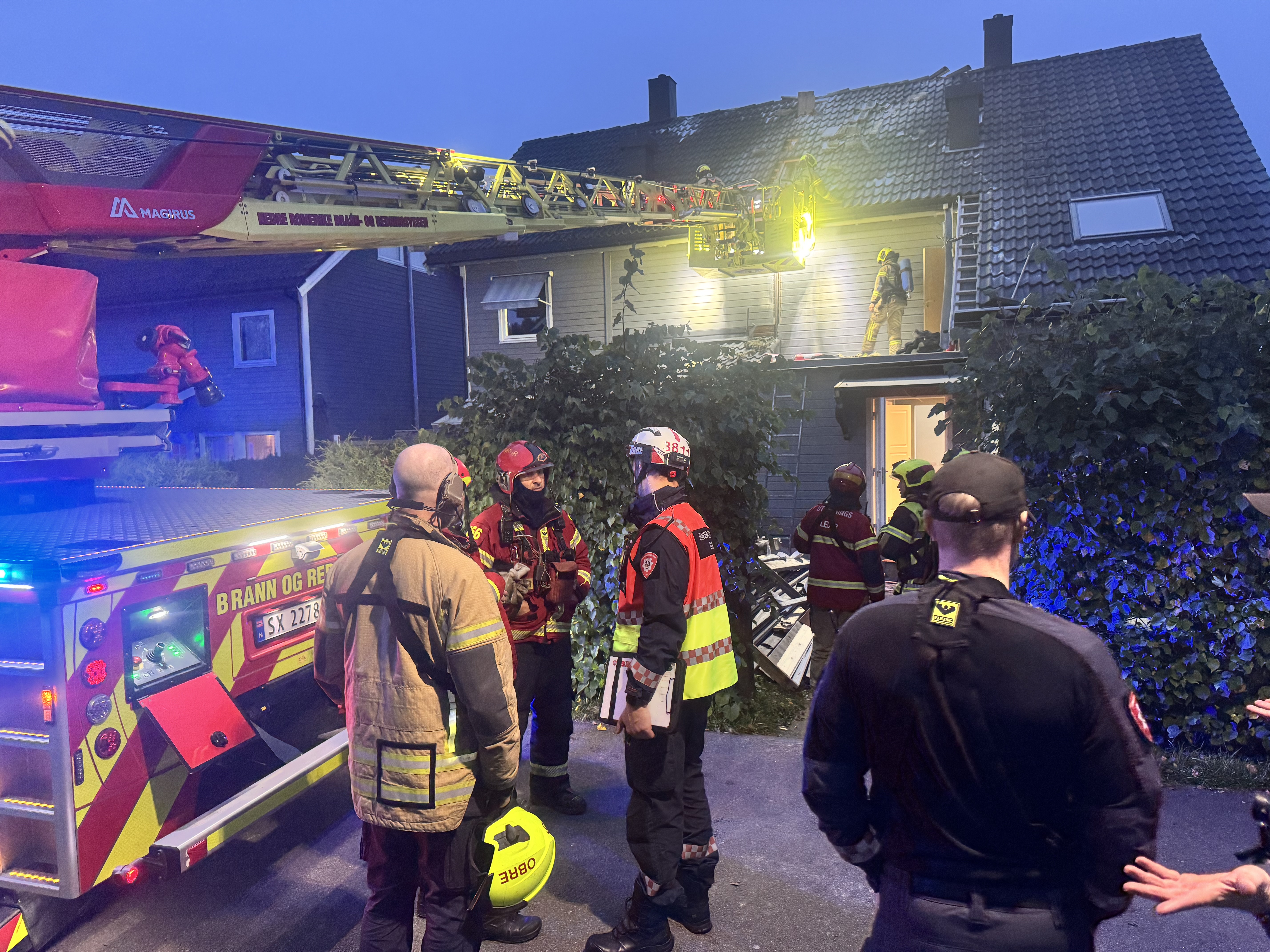 BRANNTILLØP: Naboer og håndverkere grep inn med pulverapparater da det begynte å brenne i taket på en bolig i Munkebekken på Ellingsrud 7. oktober. Politiet har nå henlagt saken på grunn av manglende bevis.