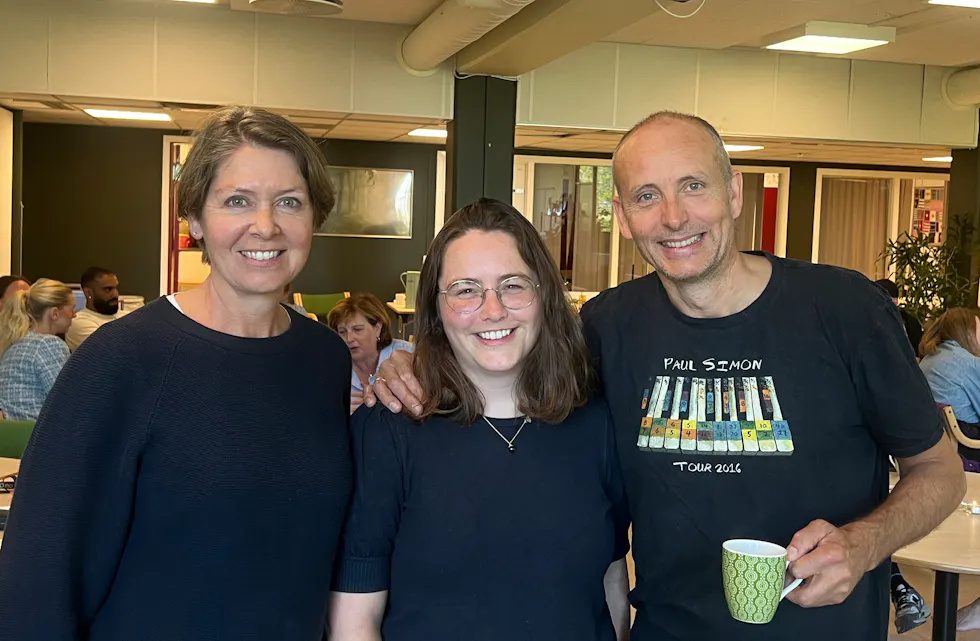 FROKOSTMØTE: Maren Rise Nøstdal (midten) fra NAV Stovner ble intervjuet av Erling Fidjestøl fra Robust/Kirkens Bymisjon under frokostmøtet på Stovner. Her sammen med Marianne Bjørnson Roen fra Robust/Kirkens Bymisjon.