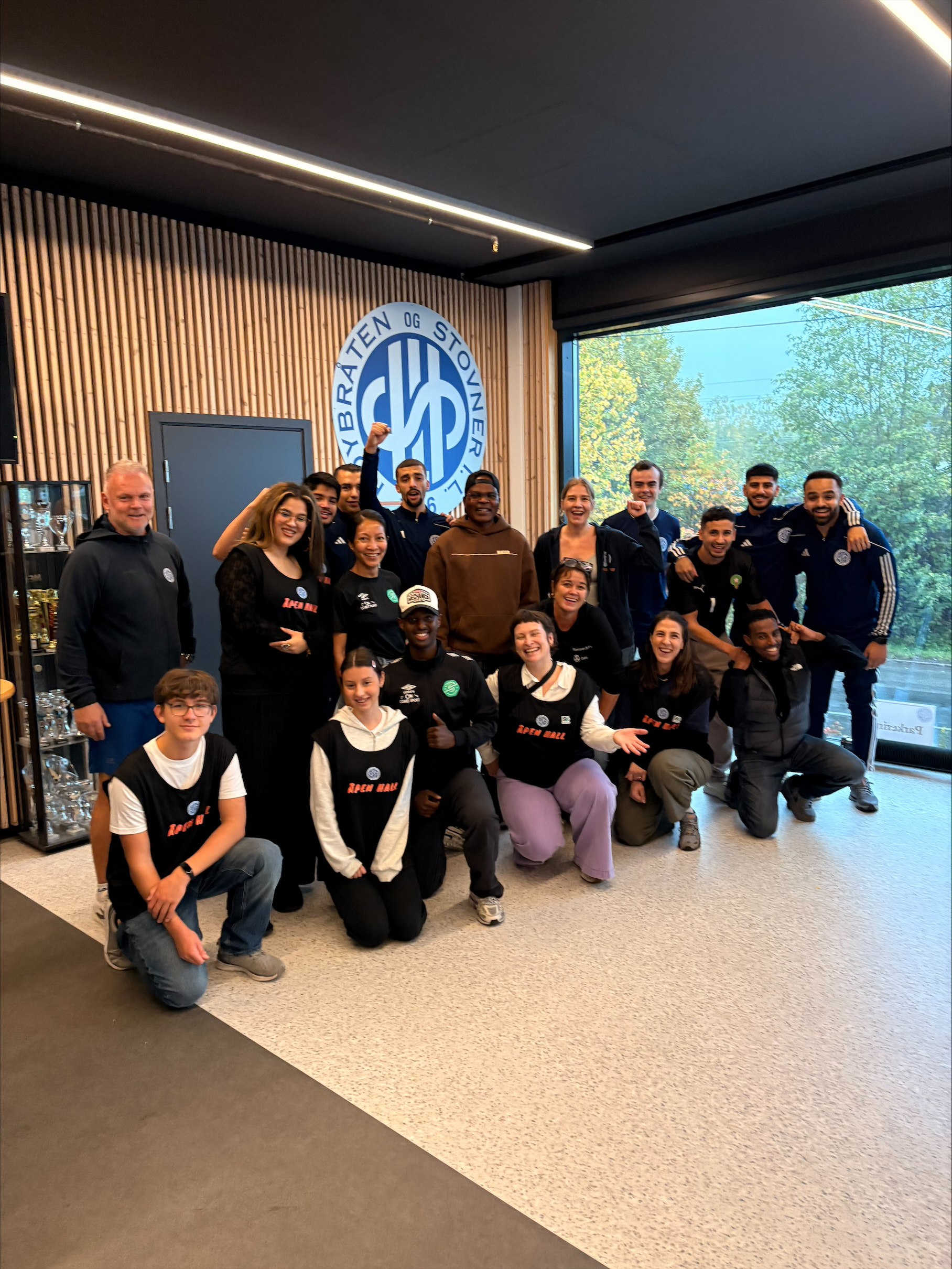 FELLESSKAP: Mange bidro for å få futsalturneringen på Rommensletta i havn. Her er flere av kreftene bak arrangementet samlet etter en dag med fotball, kultur og aktiviteter.