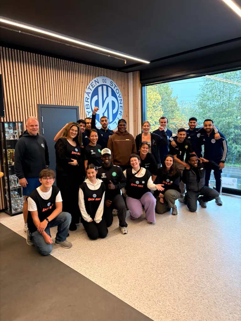 FELLESSKAP: Mange bidro for å få futsalturneringen på Rommensletta i havn. Her er flere av kreftene bak arrangementet samlet etter en dag med fotball, kultur og aktiviteter.
