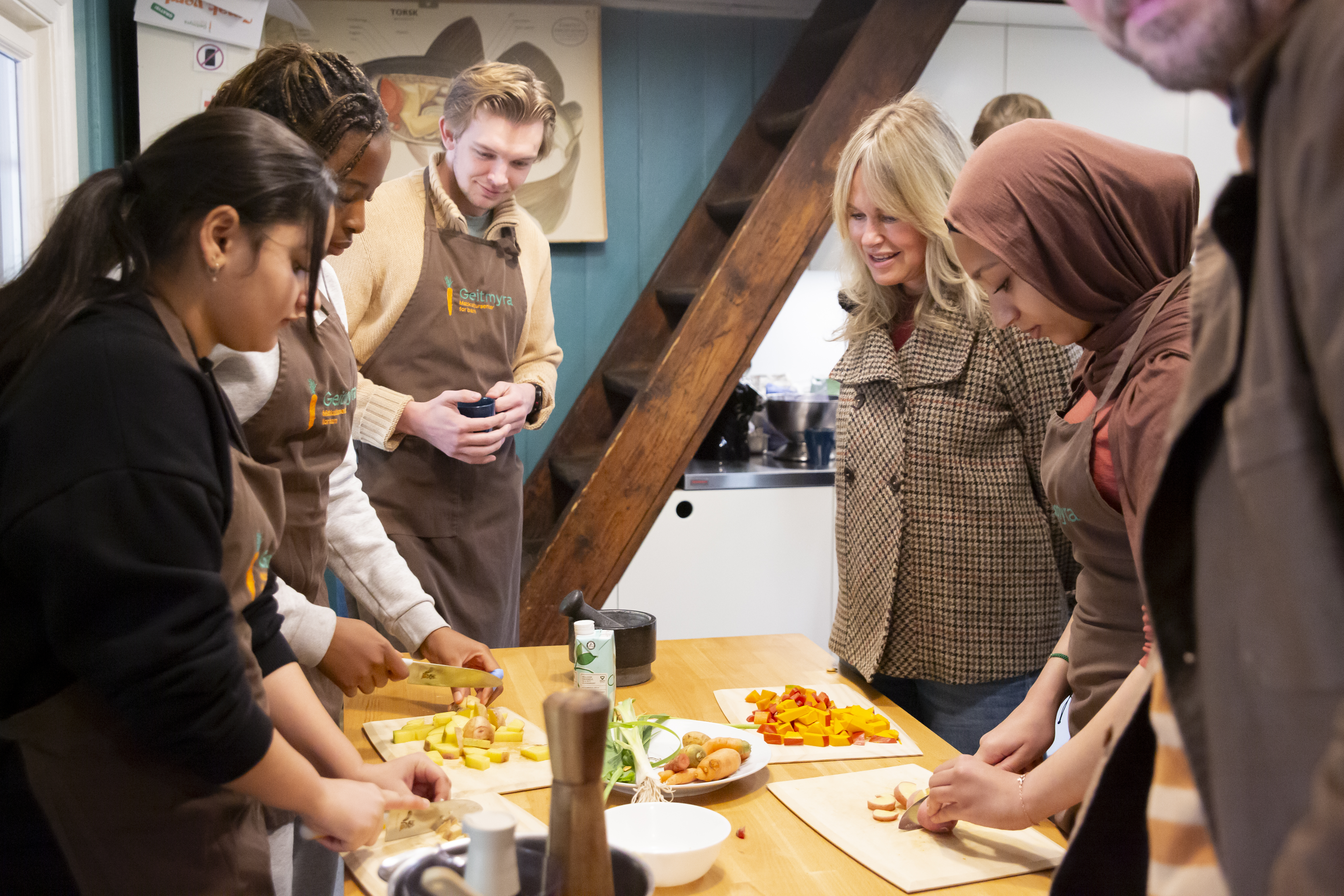 LUNSJ TIL ORDFØREREN: Niendeklassingene fra Ellingsrud skole gjorde grønnsakene fra kjøkkenhagen om til suppe. Ordfører Anne Lindboe fulgte med da elevene viste fram ferdighetene sine på kjøkkenet. (Foto: Pia Sundnes)