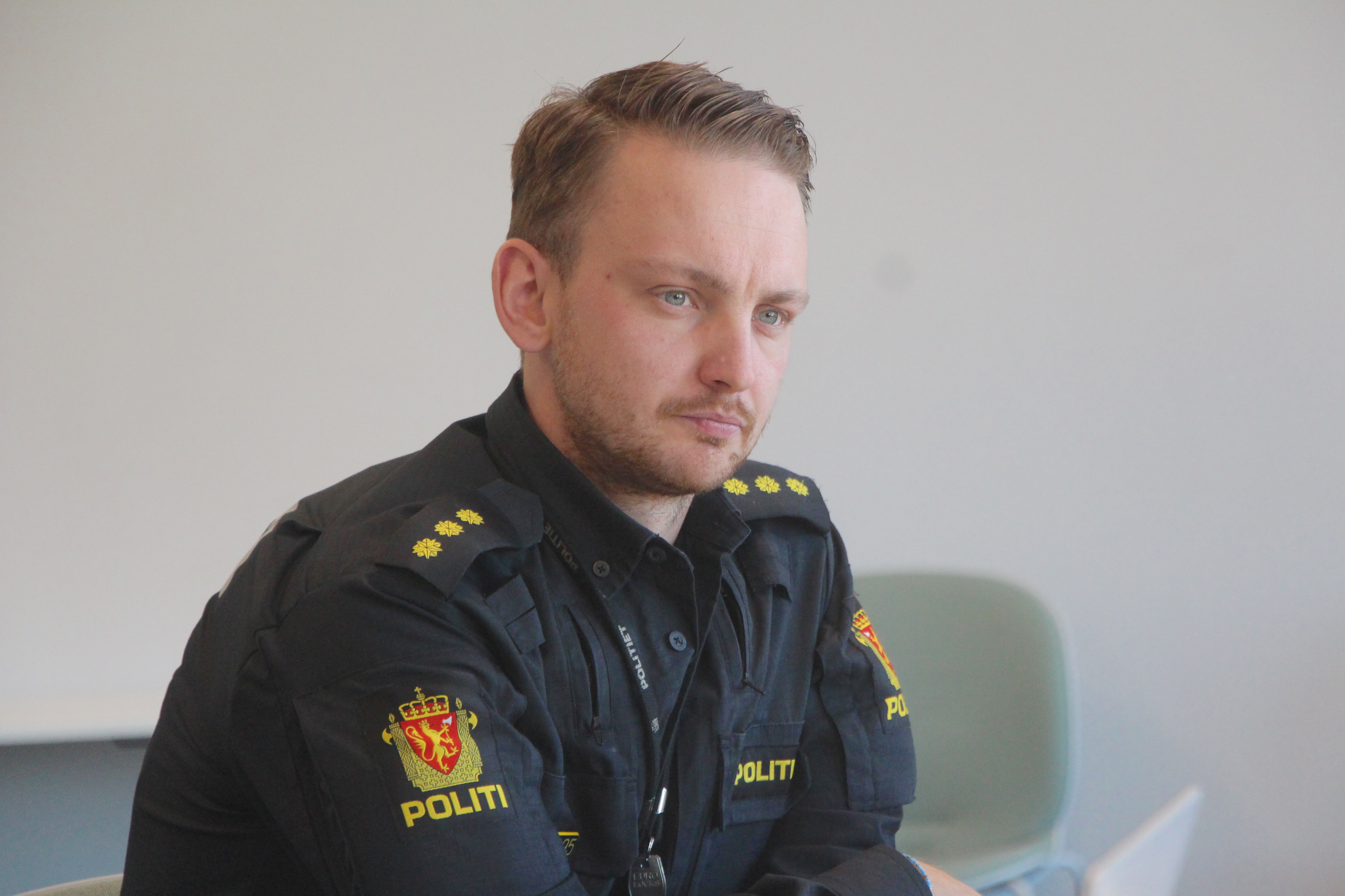 LIVREDDENDE INNSATS: Politibetjent Haakon var blant de aller første på stedet etter knivstikkingen på Mortensrud. Med spesialutdanning i førstehjelp tok han hånd om den kritisk skadde tenåringsgutten. – Det han kunne dø raskest av, måtte jeg begynne med, forteller han.