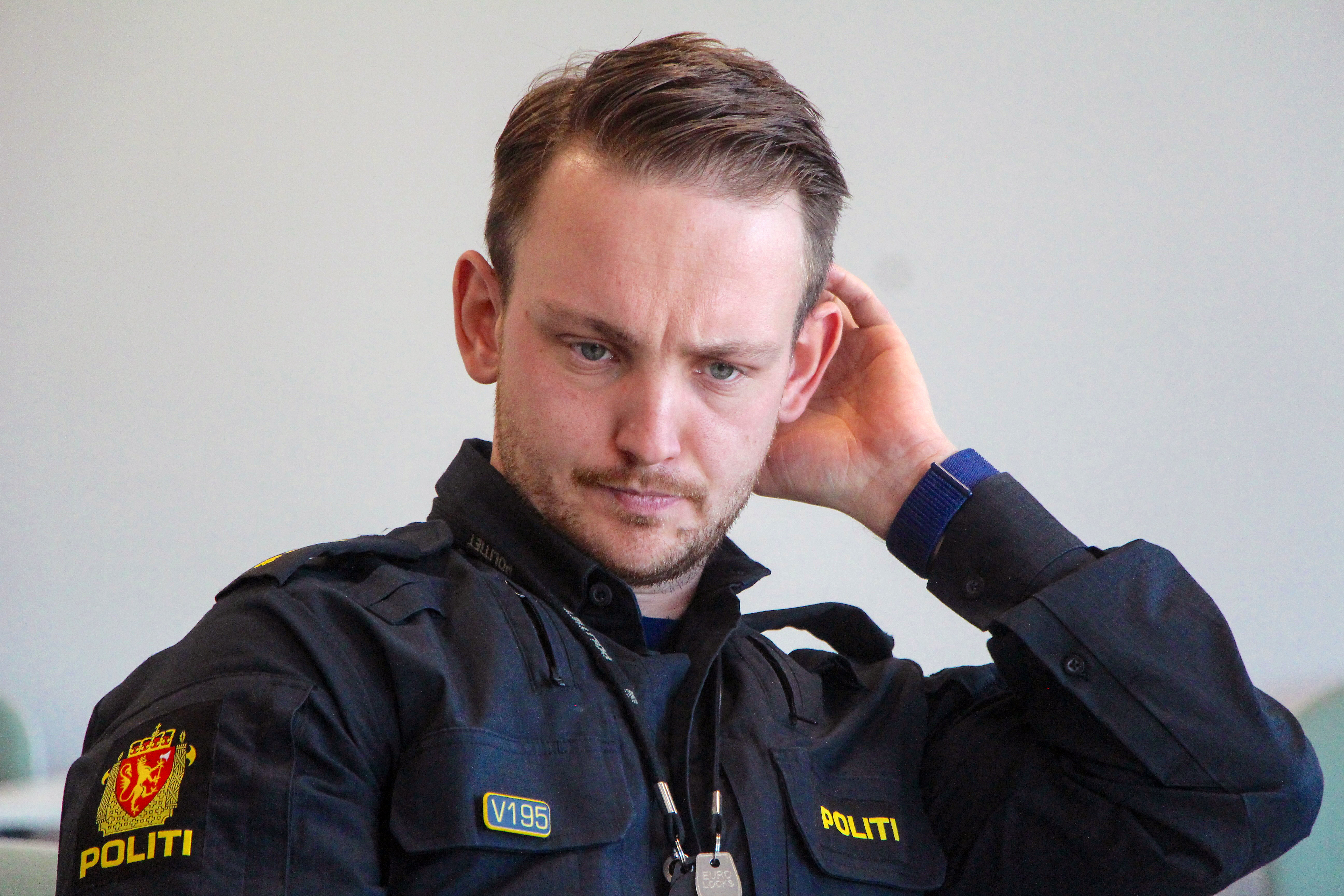 LIVREDDENDE INNSATS: Politibetjent Haakon var blant de aller første på stedet etter knivstikkingen på Mortensrud. Med spesialutdanning i førstehjelp tok han hånd om den kritisk skadde tenåringsgutten. – Det han kunne dø raskest av, måtte jeg begynne med, forteller han.