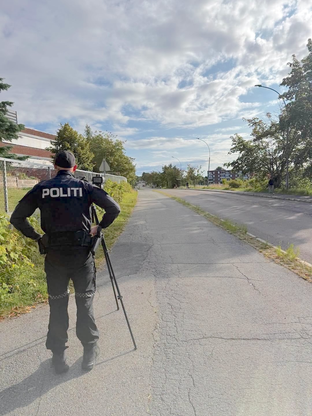 FARTSKONTROLL: Under en trafikkontroll ved Linderud skole 22. oktober ble en bilist målt til 73 km/t i 30-sonen og fikk førerkortet beslaglagt. Politiet reagerte med seks forenklede forelegg og én anmeldelse i kontrollen. (Foto: politiet).