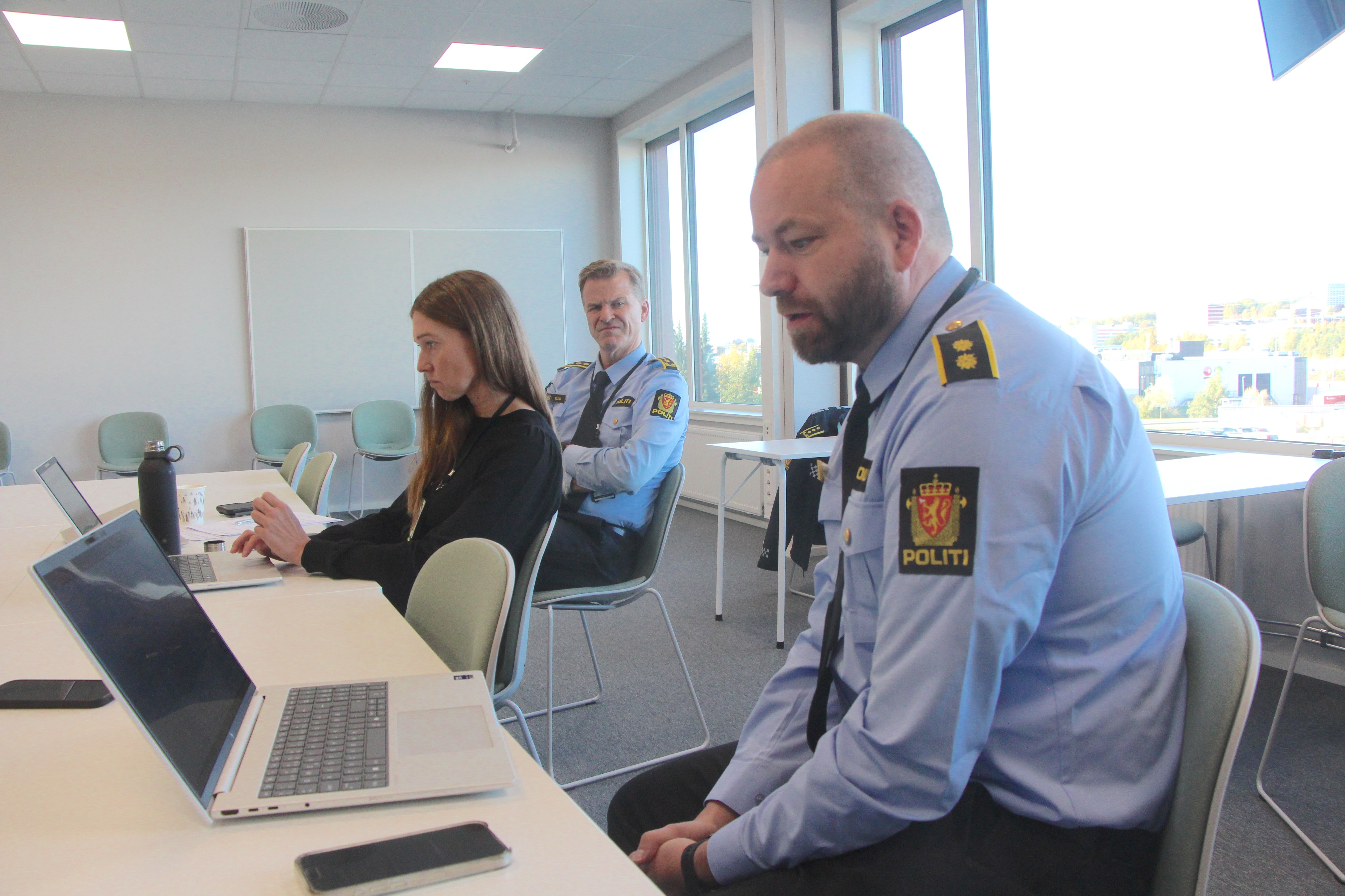 ETTERLYSER VITNER: Thomas Wold i Oslo politidistrikt forteller at politiet har forsøkt å hente ut videoopptak fra parkerte biler etter det omfattende skadeverket på Romsås. Nå håper han at tips fra publikum kan bidra til å oppklare saken.